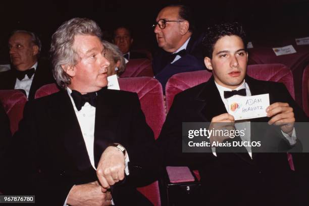 Hugh Hudson, réalisateur, et le jeune acteur Adam Horowitz le 15 mai 1989 à Cannes, France.