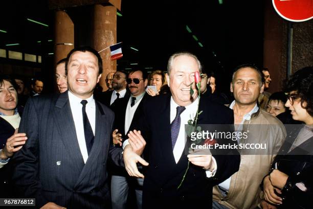 Jean-Marie Le Pen avec Albert Peyron, candidat à la mairie de Cannes, à Cannes, France le 13 janvier 1990.