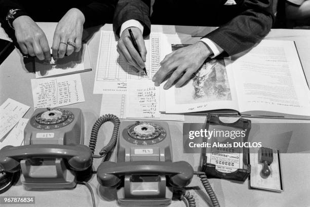 Téléphones lors de la vente aux enchères de la collection de tableaux de Roberto Polo à Paris, France.