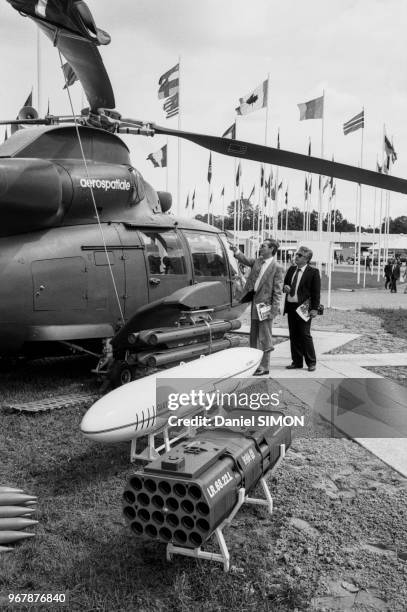 Hélicoptère et son armement de missiles lors du salon international de l'armement à Satory le 22 juin 1987, France.