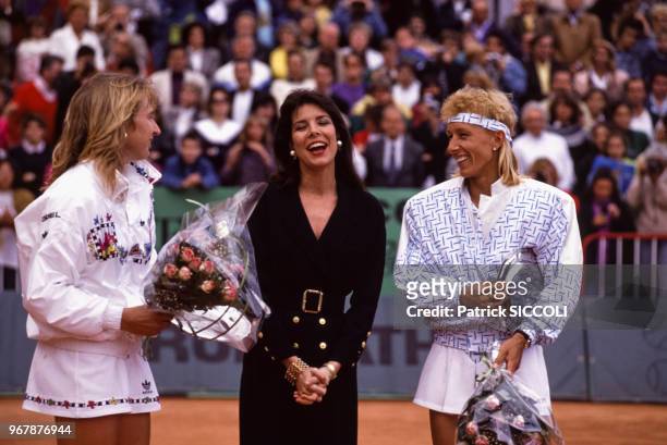 La princesse Caroline de Monaco entourée des joueuses Steffi Graf et Martina Navratilova lors de la remise de la coupe le 20 avril 1989 à Monaco.