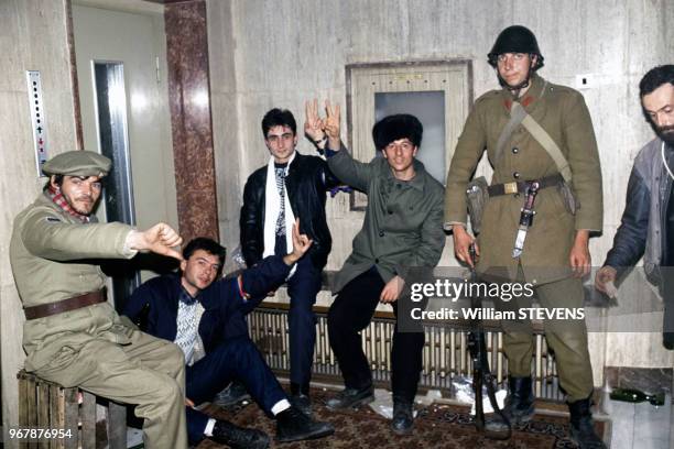 Combattants dans un hall d'immeuble, à Bucarest, Roumanie le 23 décembre 1989.