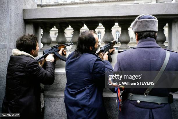 Combattants tirant avec leur fusil-mitrailleur, à Bucarest, Roumanie le 24 décembre 1989.