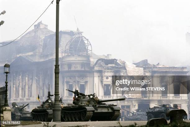 Blindés sur la place de la République à Bucarest, Roumanie le 24 décembre 1989.