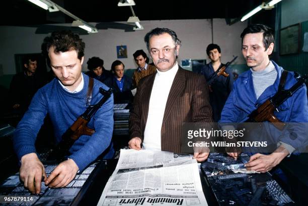 Le rédacteur en chef du journal 'Romania Libera' à l'imprimerie, premier quotidien de la presse libre après la chute du régime de Caeucescu, à...