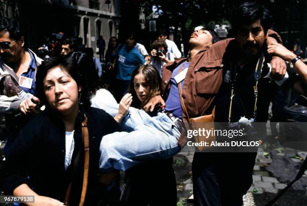 Blessé �évacué pendant les affrontements après l'élection de Patricio Aylwin comme président le 15 décembre 1989, à Santiago, Chili.