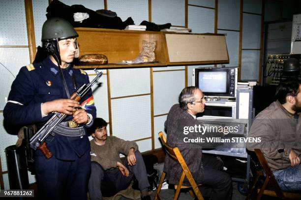 Soldat dans les studios de la télévision, à Bucarest, Roumanie le 25 décembre 1989.