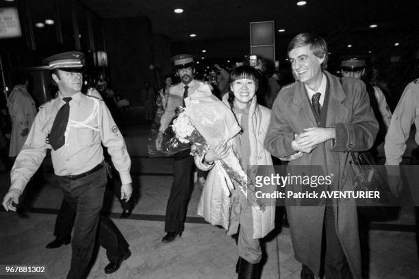 Arrivée à Roissy de l'artiste peintre chinoise Li Shuang après sa libération de prison en Chine, Roissy le 26 novembre 1983, France.