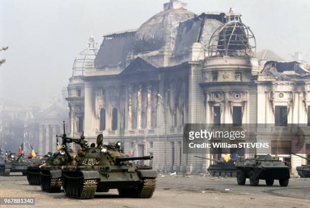 Chars sur la place de la République à Bucarest, Roumanie le 25 décembre 1989.