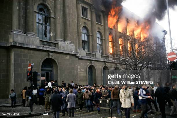 Incendie de l'ancien palais royal transformé en musée lors du soulèvement contre le régime de Nicolae Ceausescu le 23 décembre 1989 à Bucarest,...