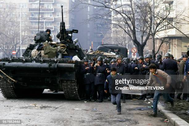 Armée tente d'interdire les pillages lors du soulèvement contre le régime de Nicolae Ceausescule 23 décembre 1989 à Bucarest, Roumanie.