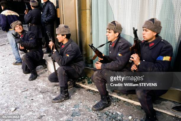 Jeunes gens armés lors de la révolution contre le régime de Ceausescu le 23 décembre 1989 à Bucarest, Roumanie.