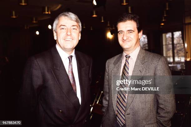 Le PDG de Canal Plus Pierre Lescure et le journaliste Charles Biétry le 14 décembre 1989 à Paris, France.