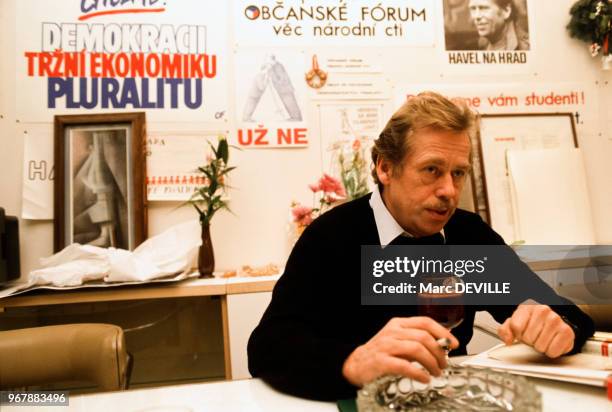 Le dissident Vaclav Havel dans son bureau le 30 décembre 1989 à Prague, République tchèque.