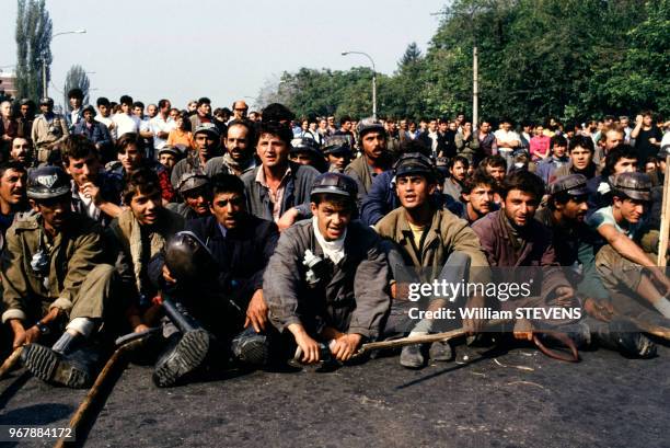 Mineurs manifestant devant la résidence du président Iliescu le 27 septembre 1991 à Bucarest, Roumanie.