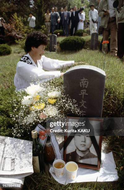 Des proches se recueillent au cimetière de Gwangju après le soulèvement de 1980 qui a causé la mort de milliers de personnes par les forces militaire...