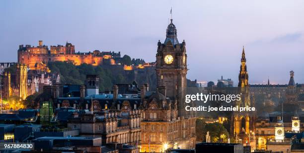 edinburgh castle, balmoral hotel clock tower, sunset, edinburgh, scotland - price tower stock-fotos und bilder