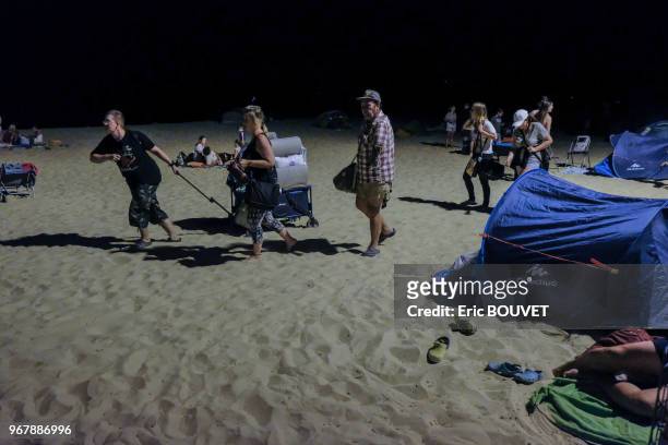 Les personnes évacuées se réfugient sur la plage pour passer la nuit en sécurité, juillet 2017, Bormes-les-Mimosas, France.