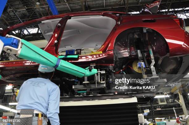 Ouvrier travaillant à l'assemblage de la Toyota 'Mirai' (futur en japonais', berline à pile à combustible le 24 février 2014, région de Nagoya,...