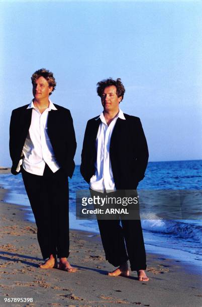 Les navigateurs Yvan et Laurent Bourgnon en vacances en famille à la Trinité-Sur-Mer le 28 aout 1999, France.
