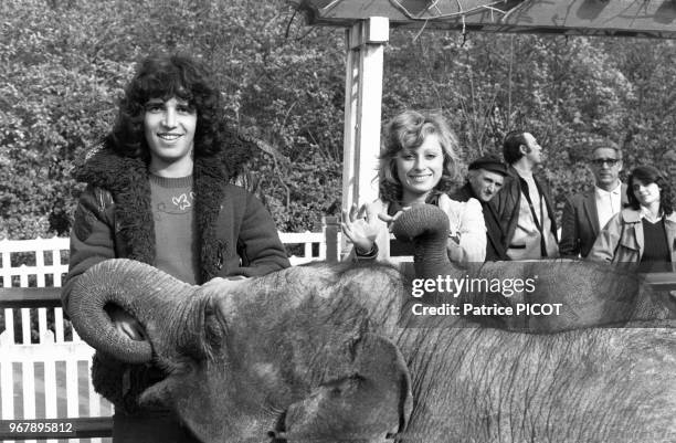 Julien Clerc et Véronique Sanson au zoo de Thoiry le 20 avril 1972, France.