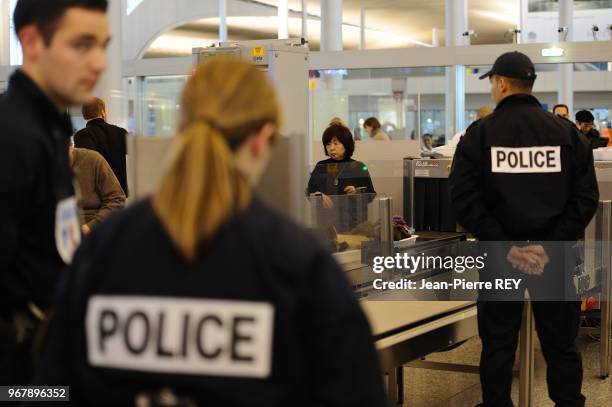 Brice Hortefeux c'est rendu à l'aéroport de Roissy pour le renforcement de la sécurité aérienne dans les aéroports Roissy le 30 décembre 2009.