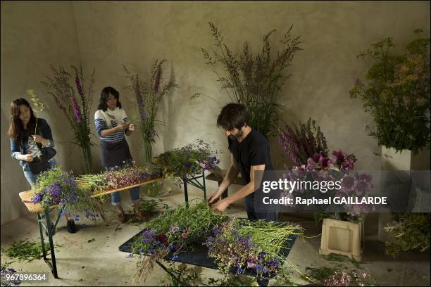 Karl Fuche, fleuriste cheri des Japonaises a Bizou le 29 juin 2013 dans le Perche, France. Travail sur l'art du bouquet, trois bonnes heures y seront...