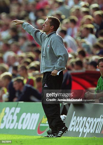 Charlton Manager Alan Curbishley gives orders during the FA Barclaycard Premiership match between Charlton Athletic and Middlesbrough played at The...