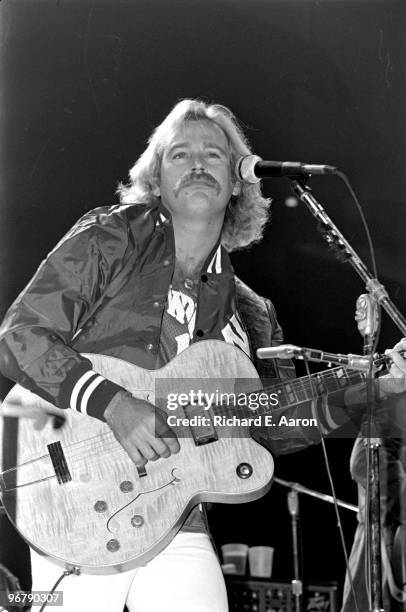 Jimmy Buffett performs live in New York in 1976