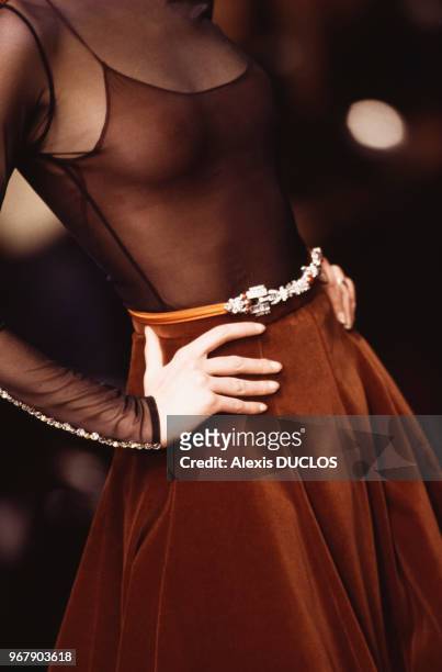 Robe transparente laissant apparaître la poitrine lors du défilé Christian Dior le 15 mars 1995 à Paris, France.