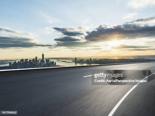 new york urban skyline in sunlight - york racecourse - fotografias e filmes do acervo