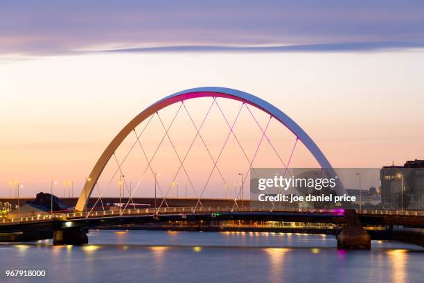 the clyde arc, sunrise, clyde river, glasgow, scotland - glasgow scotland stockfoto's en -beelden