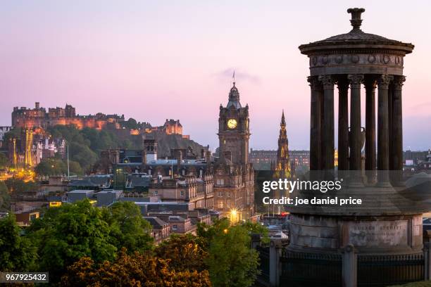 edinburgh castle, balmoral hotel clock tower, scott memorial, dugald stewart memorial, edinburgh, scotland - balmoral hotel 個照片及圖片檔