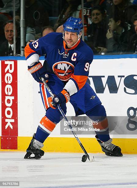 Doug Weight of the New York Islanders skates against the Ottawa Senators on February 14, 2010 at Nassau Coliseum in Uniondale, New York.