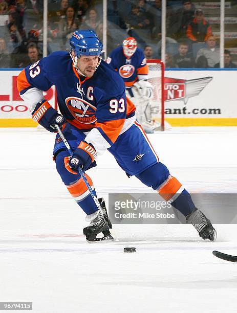Doug Weight of the New York Islanders skates against the Ottawa Senators on February 14, 2010 at Nassau Coliseum in Uniondale, New York.