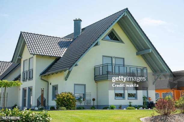 immobilien-haus mit garten - einfamilienhaus deutschland stock-fotos und bilder