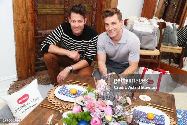 Nate Berkus, Jeremiah Brent and family team up with Huggies to launch Huggies Made by You, its first-ever personalized diaper. Available exclusively...