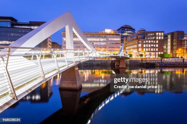 river clyde, tradeston bridge, glasgow, scotland - glasgow escocia fotografías e imágenes de stock