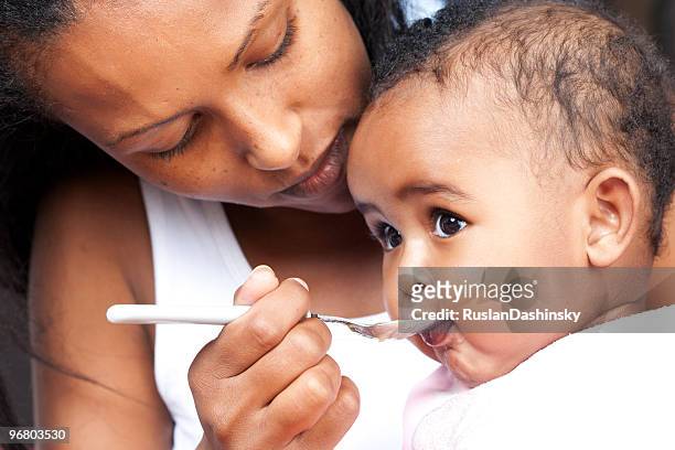 madre di nutrire il suo bambino - feeding foto e immagini stock