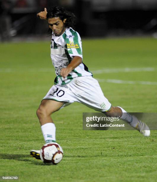 Banfiled's player Walter Erviti in action during their match against Deportivo Cuenca as part of 2010 Libertadores Cup at Alejandro Serrano Stadium...