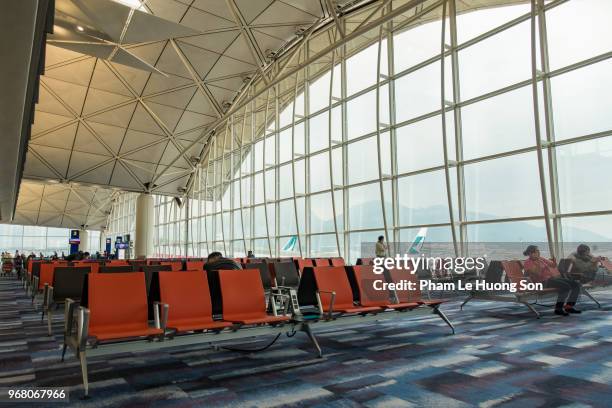 hong kong international airport midfield concourse - le lounge stockfoto's en -beelden