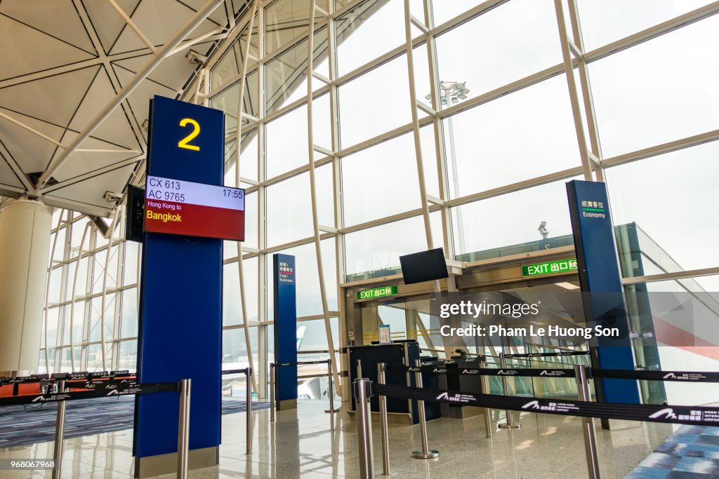 Midfield Concourse Hong Kong International Airport Midfield Concourse High-Res Stock Photo ...