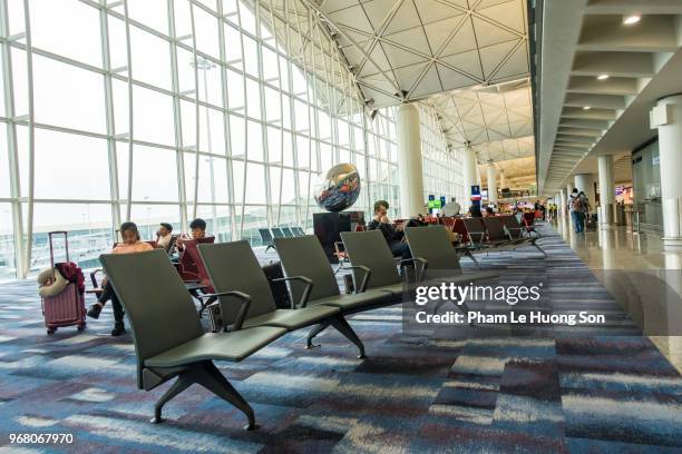 hong kong international airport midfield concourse - le lounge stockfoto's en -beelden