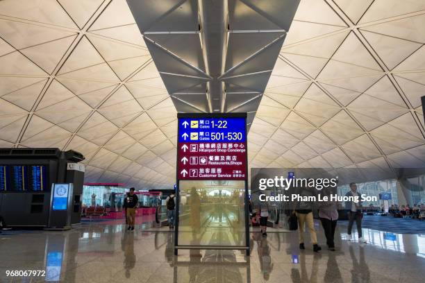 hong kong international airport midfield concourse - le lounge stockfoto's en -beelden