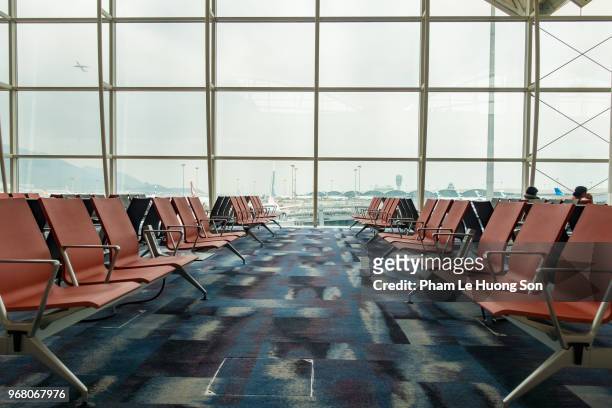 hong kong international airport midfield concourse - le lounge stockfoto's en -beelden