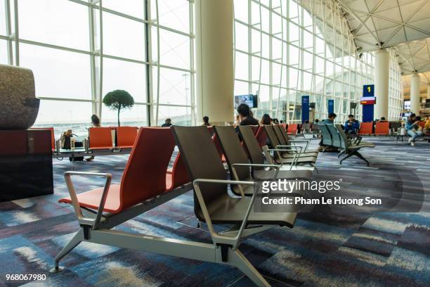 hong kong international airport midfield concourse - le lounge stockfoto's en -beelden