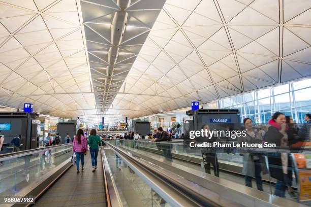 hong kong international airport midfield concourse - le lounge stockfoto's en -beelden