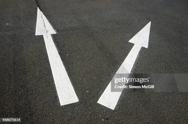 Two Directions Road Sign Foto e immagini stock - Getty Images