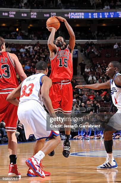 John Salmons of the Chicago Bulls shoots a jump shot against Willie Green of the Philadelphia 76ers during the game at Wachovia Center on February 3,...