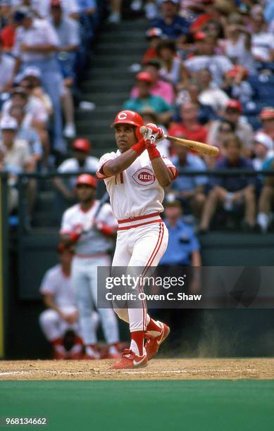 Barry Larkin of the Cincinnati Reds bats at Riverfront Stadium circa 1988 in Cincinnati, Ohio.